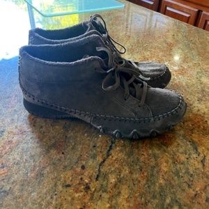 Skechers Women's Suede Chukka Ankle Boot   Size 8